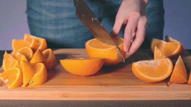 Домогосподарка витискає великий соковитий апельсин вдома — стокове відео