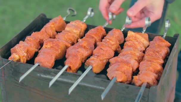 Man koken barbecue Grill vlees buiten — Stockvideo