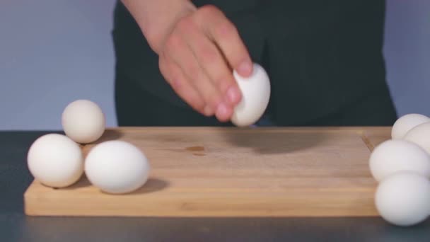 Masak adalah mengupas Telur Ayam Putih — Stok Video