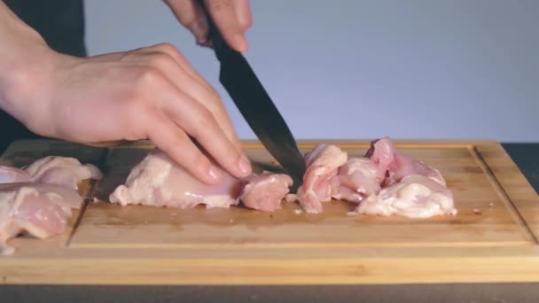 Шеф нарезает куриное филе — стоковое видео