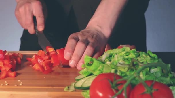 Chef rebanando pimentón rojo en la tabla de cortar — Vídeos de Stock