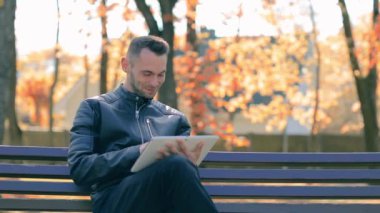 Parktaki Adam Büyük Beyaz Tablet Kullanıyor