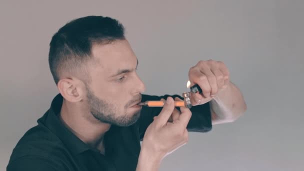Junger Mann raucht Unkraut mit Pfeife im Haus — Stockvideo