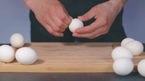 Koch schält weiße Hühnereier — Stockvideo