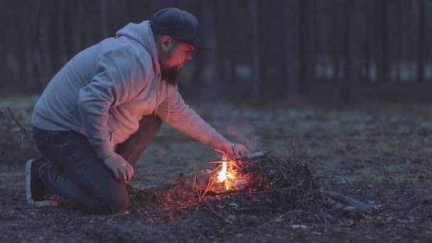 夜间森林里的徒步旅行者生火 — 图库视频影像