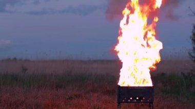 Brazier veya Extreme Grill Mutfağında Yanan Ateş