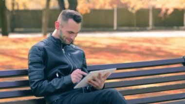 Parktaki Adam Büyük Beyaz Tablet Kullanıyor