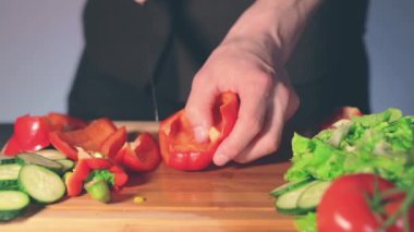 Kesme tahtasındaki Kırmızı Paprika 'yı Kesen Şef