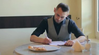 Pizzacı Kafe 'de Belge Yazan Yakışıklı Adam