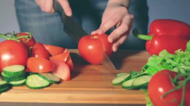 Ev Kadınları Evde Sebze Kesiyor