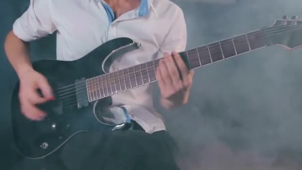 Yound Man speelt elektrische gitaar in de Home Studio — Stockvideo