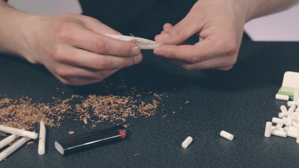 Людина кидає сигарету рукою — стокове відео