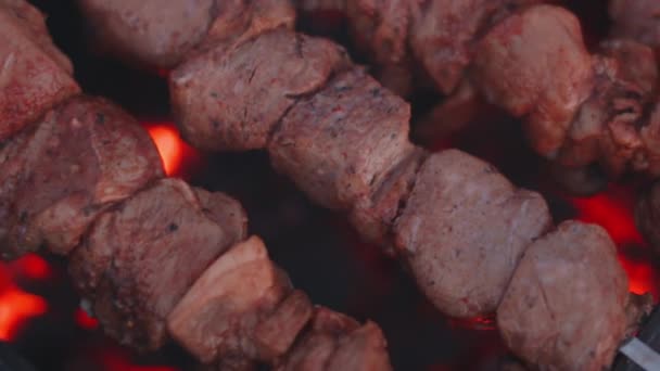 Man koken barbecue Grill vlees buiten — Stockvideo
