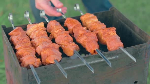 Man Cooking Grătar Grill Carne în aer liber — Videoclip de stoc