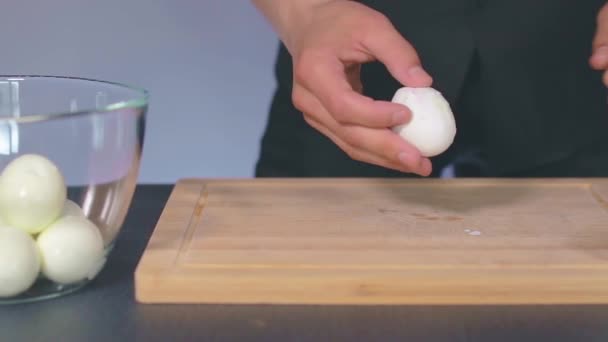 Cocinero está pelando huevos de pollo blanco — Vídeo de stock
