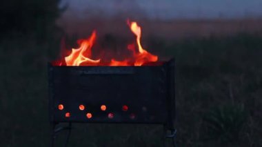 Brazier veya Extreme Grill Mutfağında Yanan Ateş