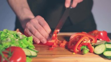 Kesme tahtasındaki Kırmızı Paprika 'yı Kesen Şef