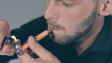 Genç Ot İçen Adam İçerde Boru Kullanıyor