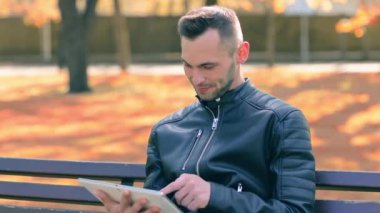 Parktaki Adam Büyük Beyaz Tablet Kullanıyor