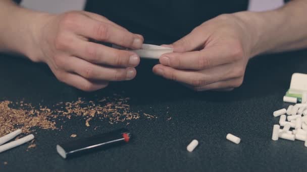 Man Rolling a kézzel készített cigaretta — Stock videók