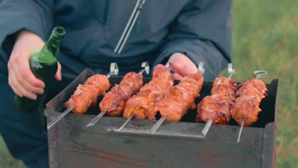 Man Turning Grill Grill Mięso na zewnątrz — Wideo stockowe