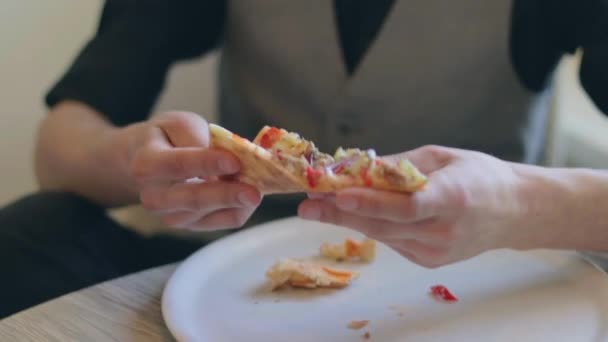 ピッツェリアカフェでピザを食べるハンサムな顧客 — ストック動画