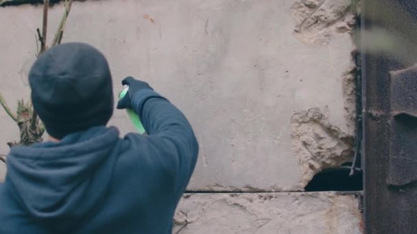 Pouliční chuligán psaní na zeď pomocí stříkací plechovky — Stock video