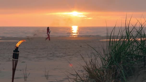 Bambusfackel brennt am Strand — Stockvideo