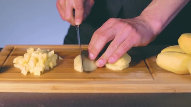 Bucătar felii de cartofi și prepararea ingredientelor — Videoclip de stoc