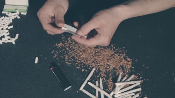 Man Rolling a kézzel készített cigaretta — Stock videók