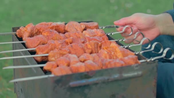 Hombre Cocina Barbacoa Parrilla Carne al aire libre — Vídeo de stock