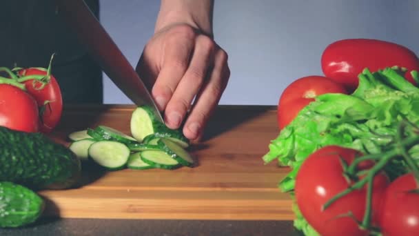 Famiglia divertente cucina e forte impazienza per mangiare — Video Stock