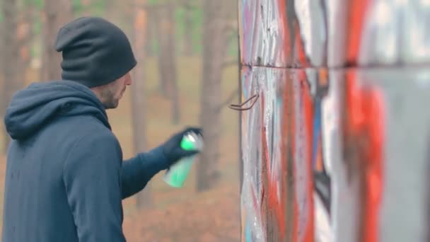 Ungdomlig kille rita graffitin med hjälp av sprayfärg kan — Stockvideo