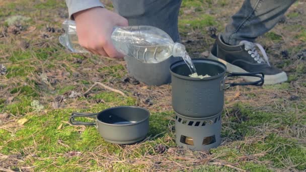 Turistické vaření potravin v pěší túře v malé kuchařské sadě — Stock video