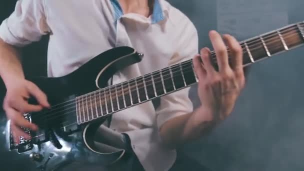 Yound Man speelt elektrische gitaar in de Home Studio — Stockvideo