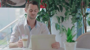 Genç Müşteri Video Çağrısında İşbirlikçiyi Kutladı