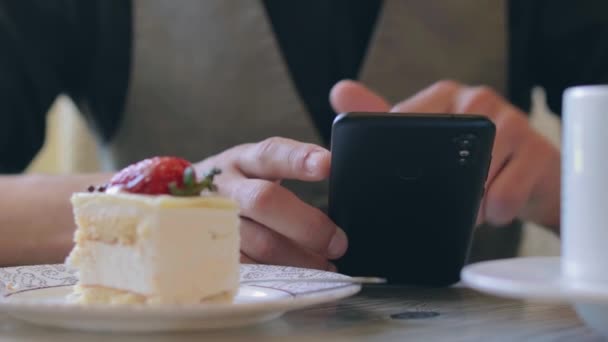 Kund på Café Använda Smartphone under kaffepausen — Stockvideo