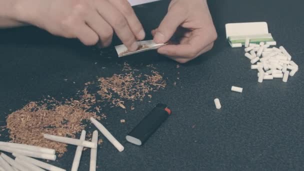 Man Rolling a kézzel készített cigaretta — Stock videók