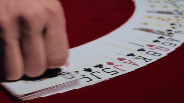 Croupier je dělat ventilátor s pokerovými kartami — Stock video