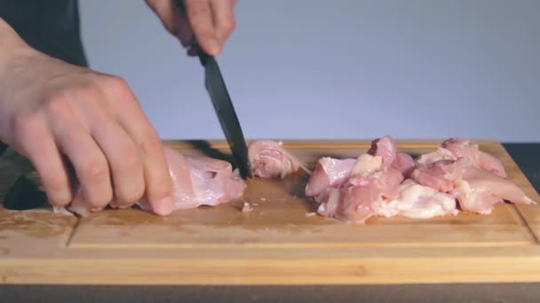 Chef taglio fresco filetto di pollo — Video Stock