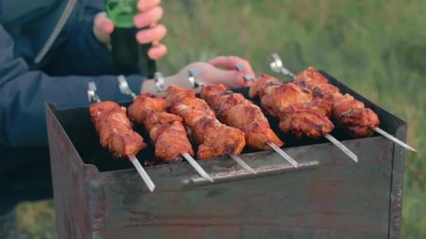 Man Turning Barbacoa Grill Carne al aire libre — Vídeo de stock