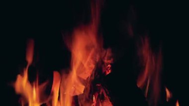 Gece Yanan Kamp Ateşi - Yakın plan