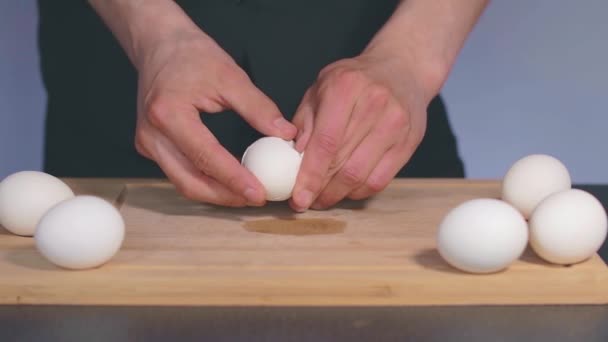 Cook épluche des œufs de poulet blanc — Video