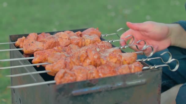 Man koken barbecue Grill vlees buiten — Stockvideo