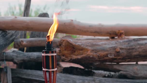 Бамбуковый факел горит на пляже — стоковое видео