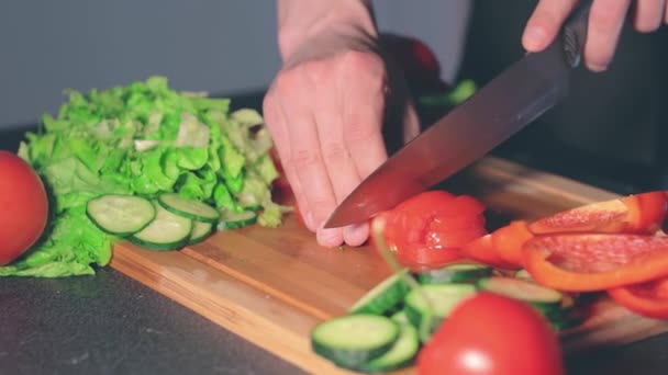 Chef cięcia warzyw w domu — Wideo stockowe