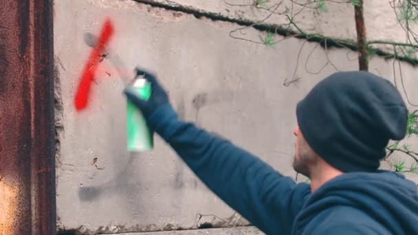 Street Hooligan Writing on the Wall Using a Spray Paint Can — Stock Video