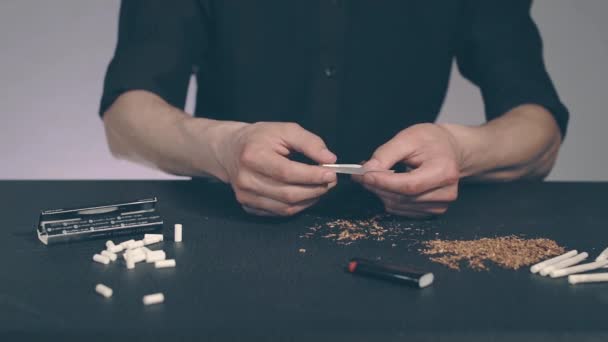 Hombre rodando un cigarrillo hecho a mano — Vídeos de Stock