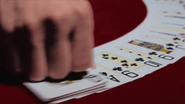 Krupiye Poker Kartlarıyla Hayran Yapıyor