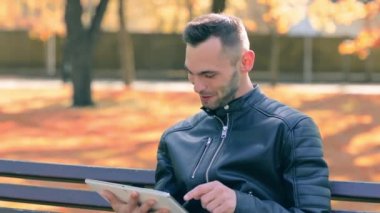 Parktaki Adam Büyük Beyaz Tablet Kullanıyor